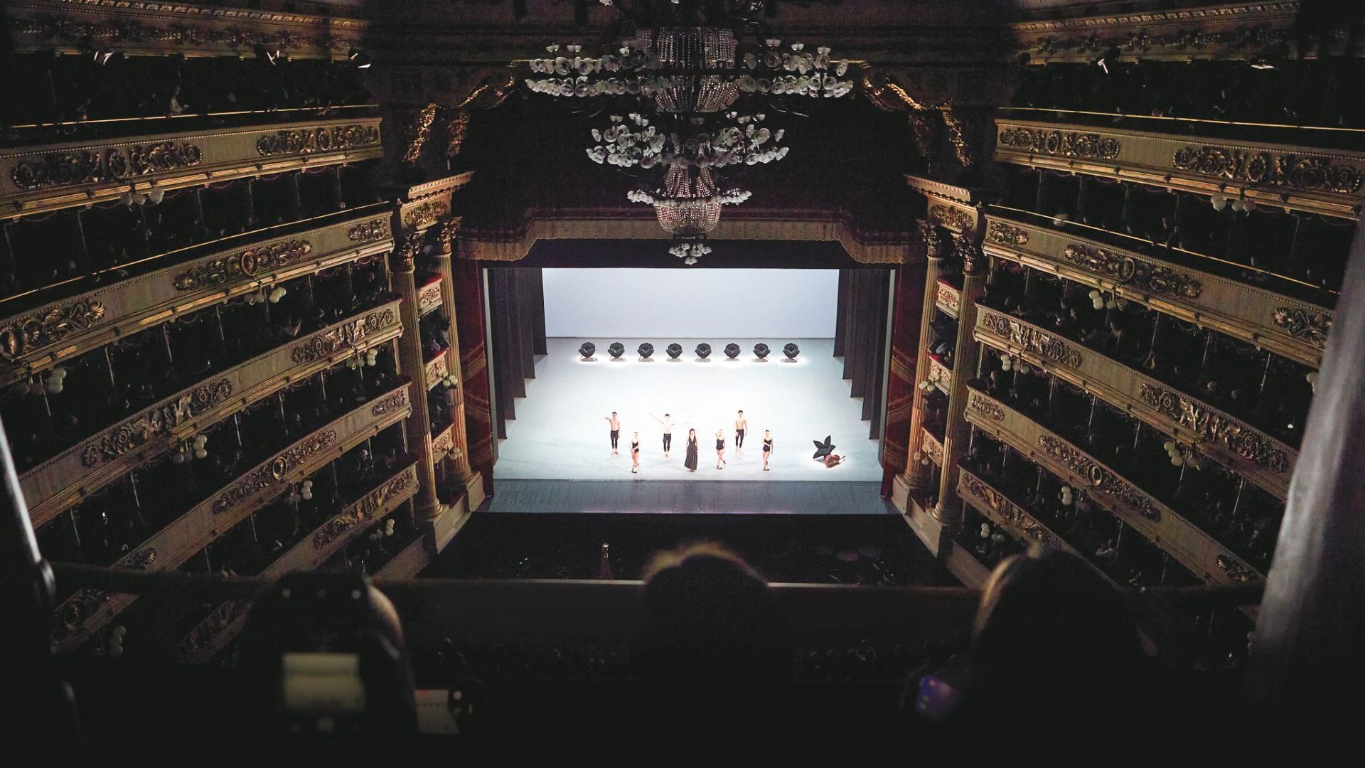  Teatro alla Scala.&nbsp;Ein Bild des Balletts &bdquo;Largo: Garten mit Vollmond&ldquo;, geschaffen von Matteo Levaggi mit szenografischen Vorschl&auml;gen der K&uuml;nstlerin Samantha Stella. 