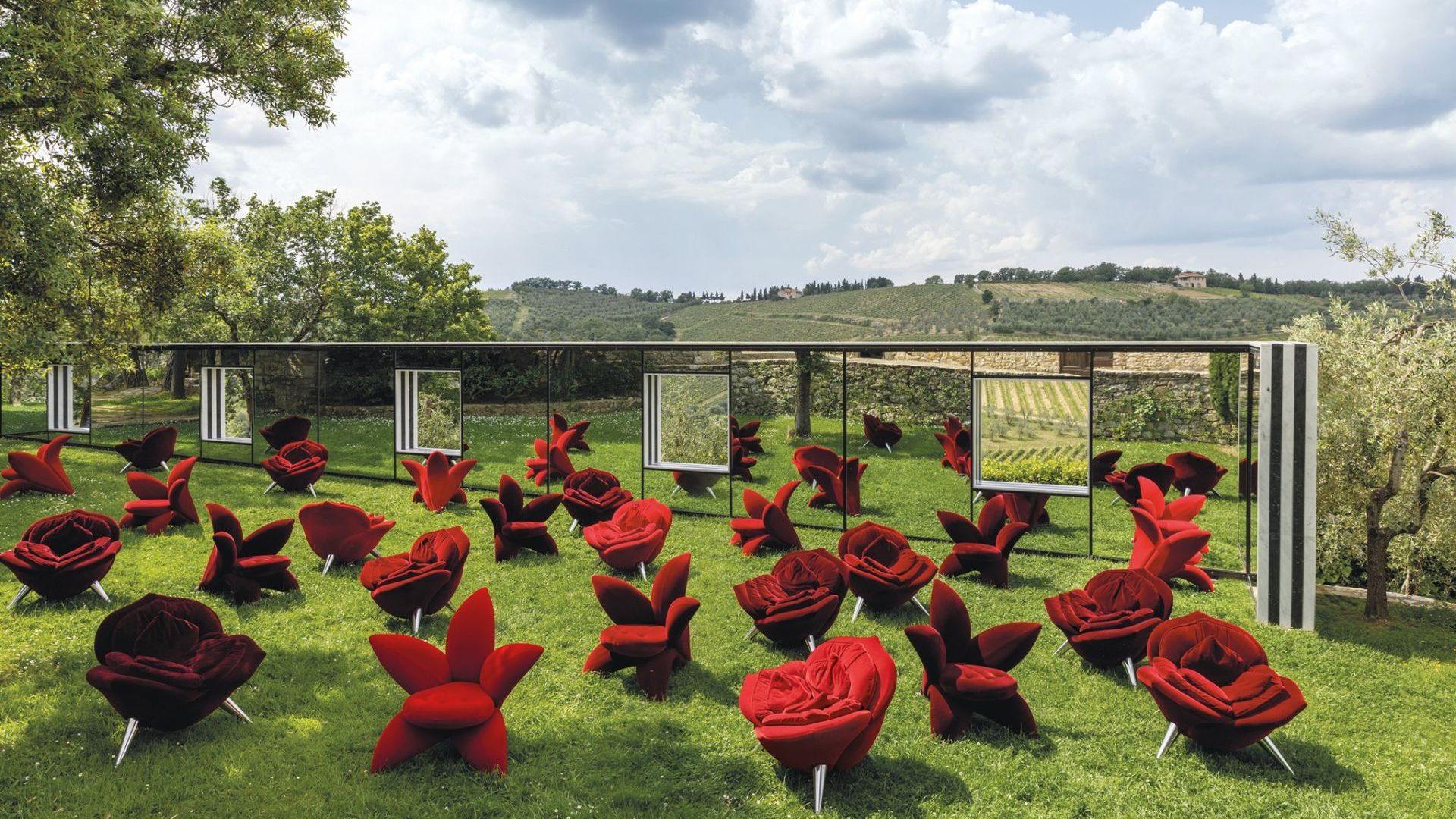   Rose Chair  e&nbsp; Getsuen  Il fleurit dans le jardin de l'&oelig;uvre "On the Vineyards: Points de vue" par Daniel Buren: une salle des vacances ouvertes pour admirer le paysage. 