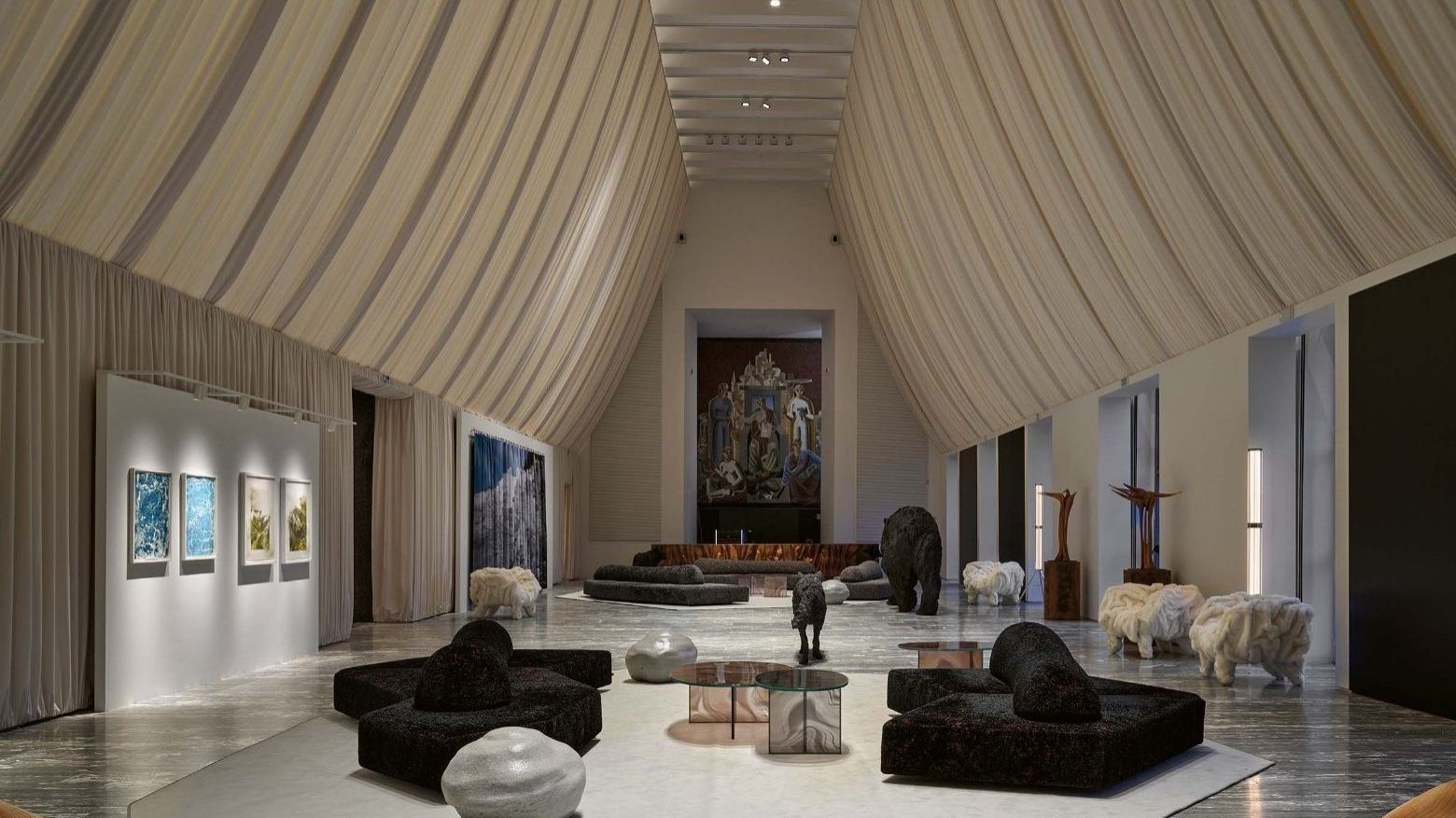  Casa Italia, Triennale de Milan. Le Salone d&rsquo;Onore accueille les invit&eacute;s nationaux et internationaux dans une atmosph&egrave;re inspir&eacute;e du paysage montagneux. 