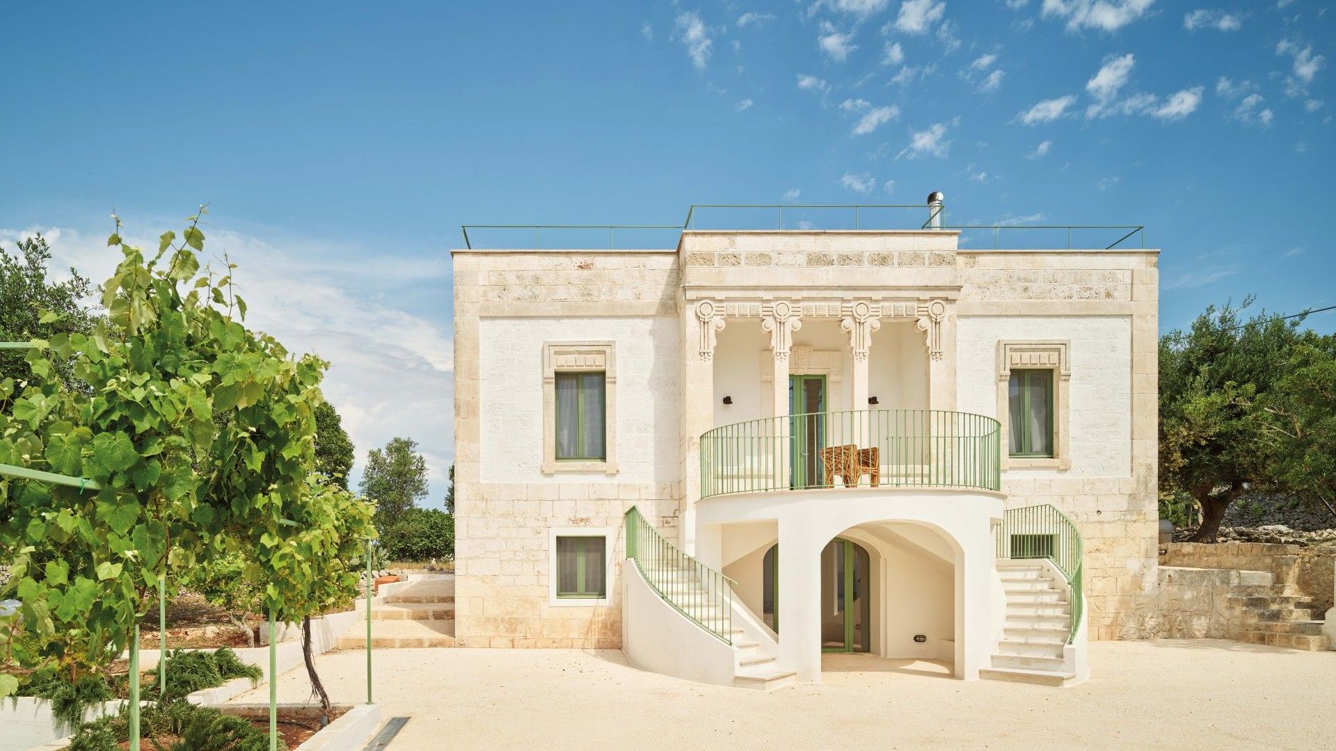  La villa Liberty dans la campagne d&rsquo;Ostuni, immerg&eacute;e dans le maquis m&eacute;diterran&eacute;en. 
