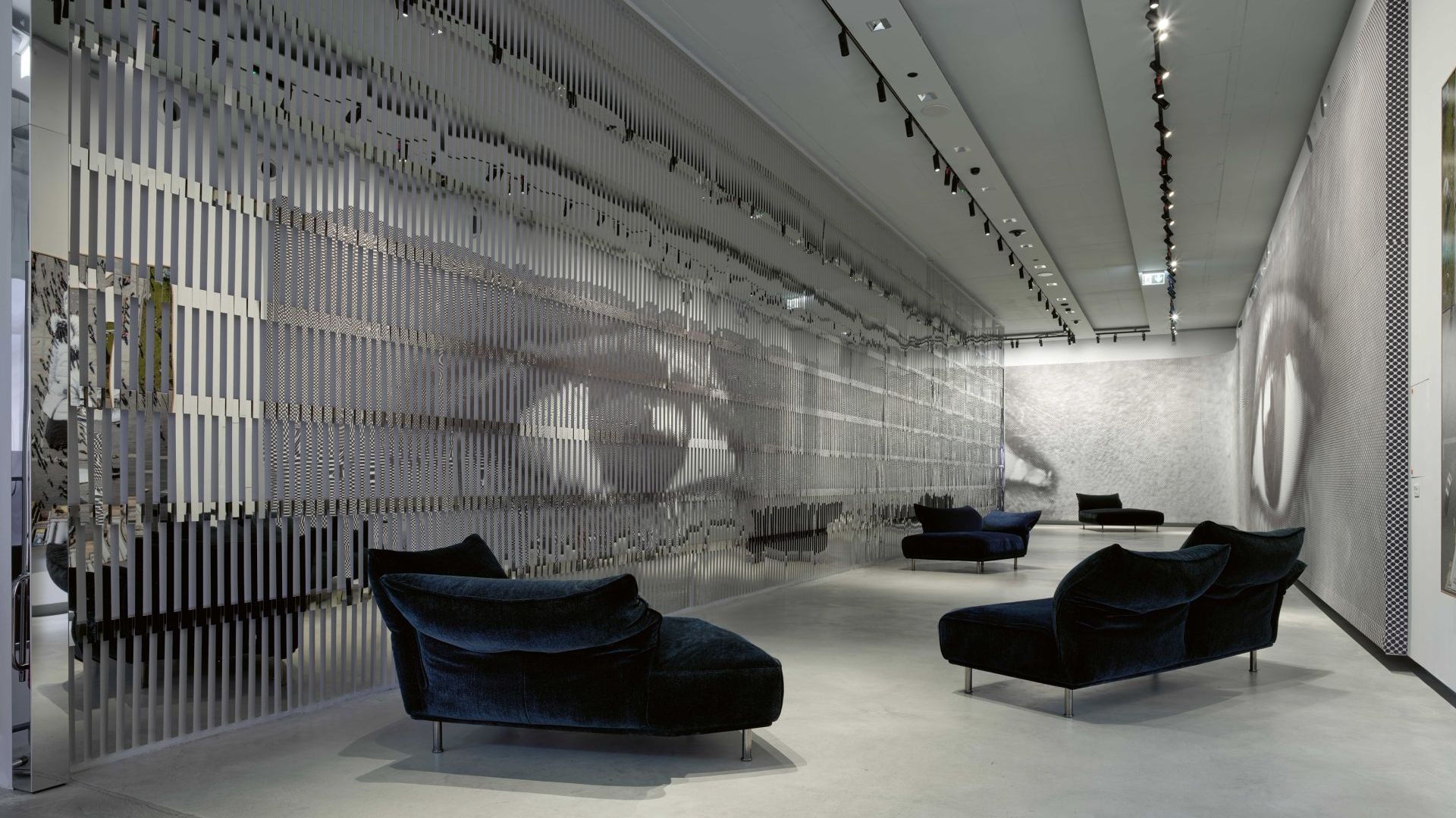   Standalto  In der gro&szlig;en Eingangsgalerie des Museums mit Installation der Ausstellung &bdquo;Jr. D&eacute;plac&eacute; &middot; e &middot; s ". 