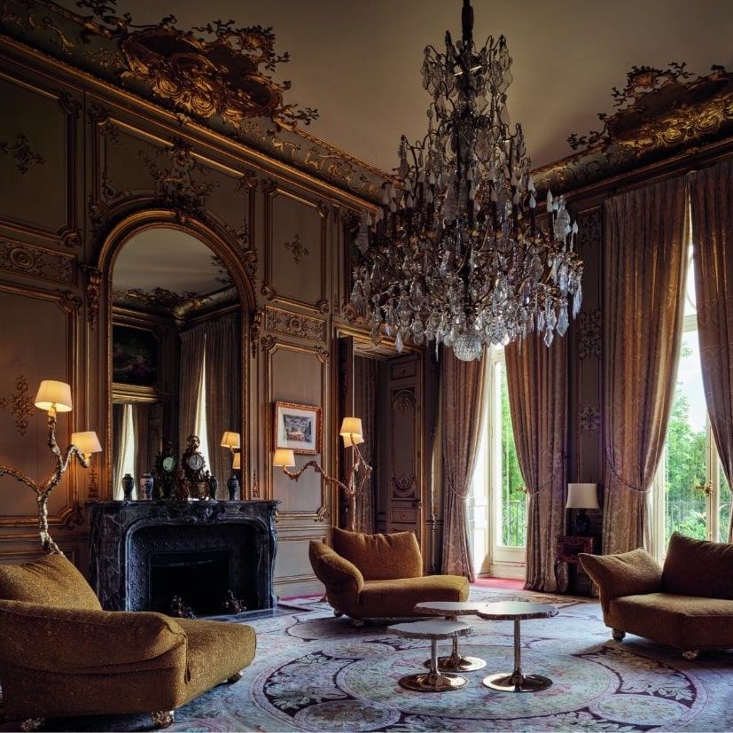  Standway, Ines and Cicladi. Furnishing the precious Salon of Allegories are the three sofas covered in Minerals Collection Pure Gold in chaise longue versions with Pepita feet, alabaster tables and gilded lamp. 