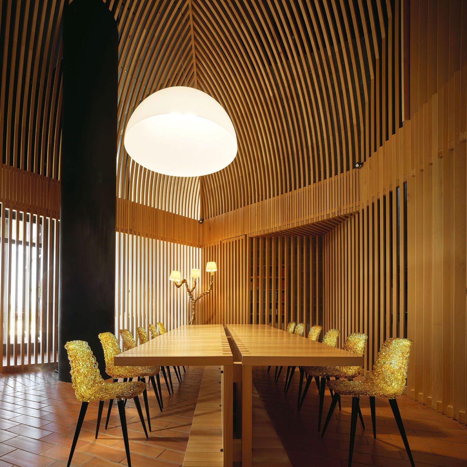  Gina et Ines. &Agrave; la page suivante, les chaises et la lampe, avec leurs reflets, illuminent l&rsquo;int&eacute;rieur en bois et brique d&rsquo;une des pi&egrave;ces de la cave. 