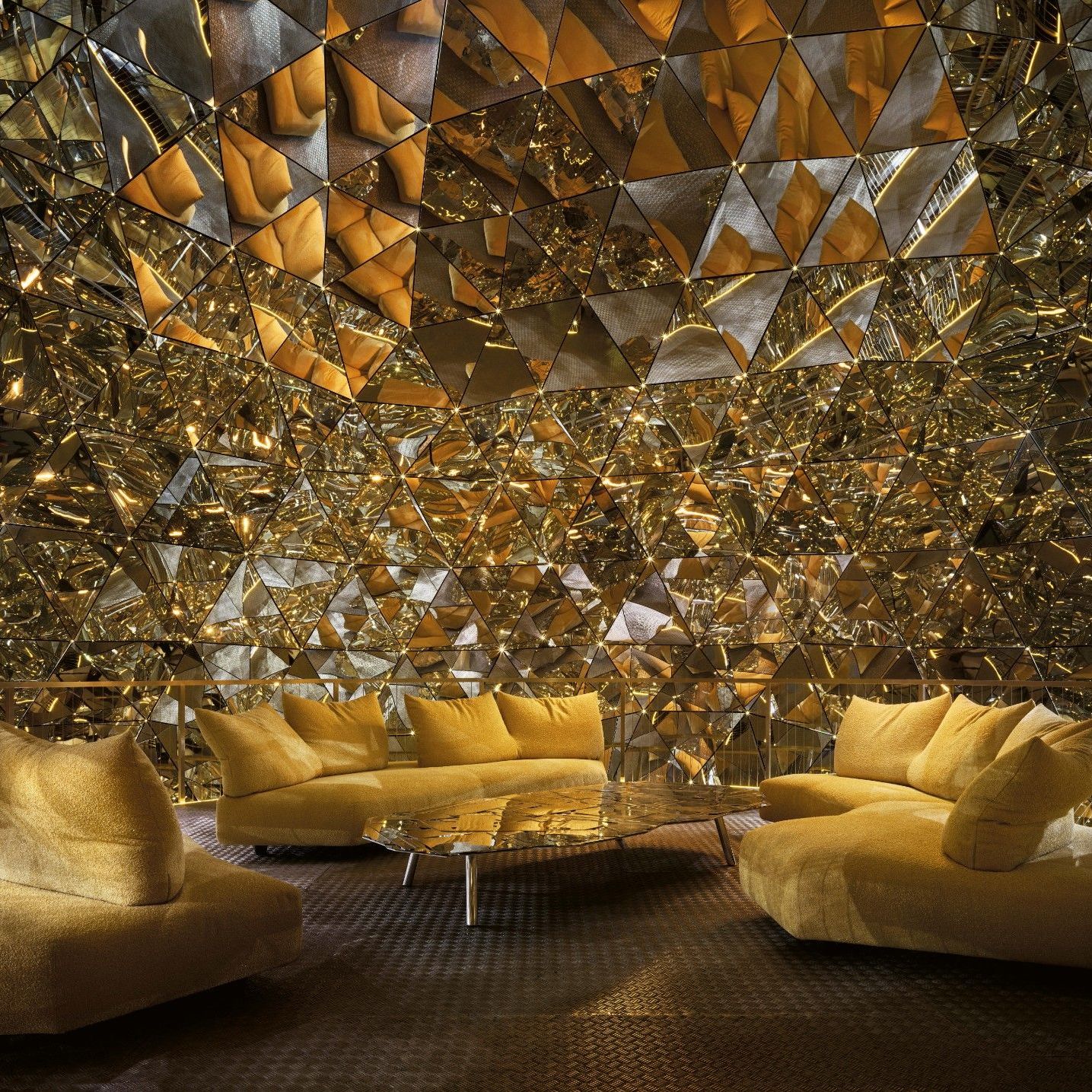  Anywhere, Brasilia. A play of reflections brings together the sofas in Minerals Light Gold, the mirrors of the table and the artwork "Kristalldom". 