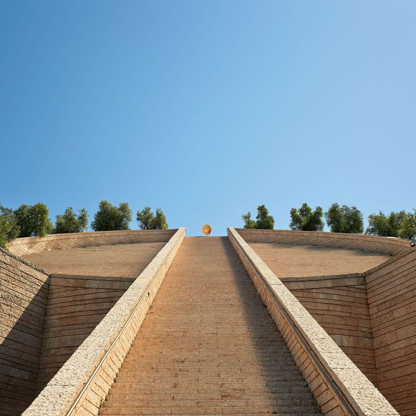  Margherita. Les deux fauteuils en haut de l'escalier dominent le paysage, regardant vers la terre et le ciel. 