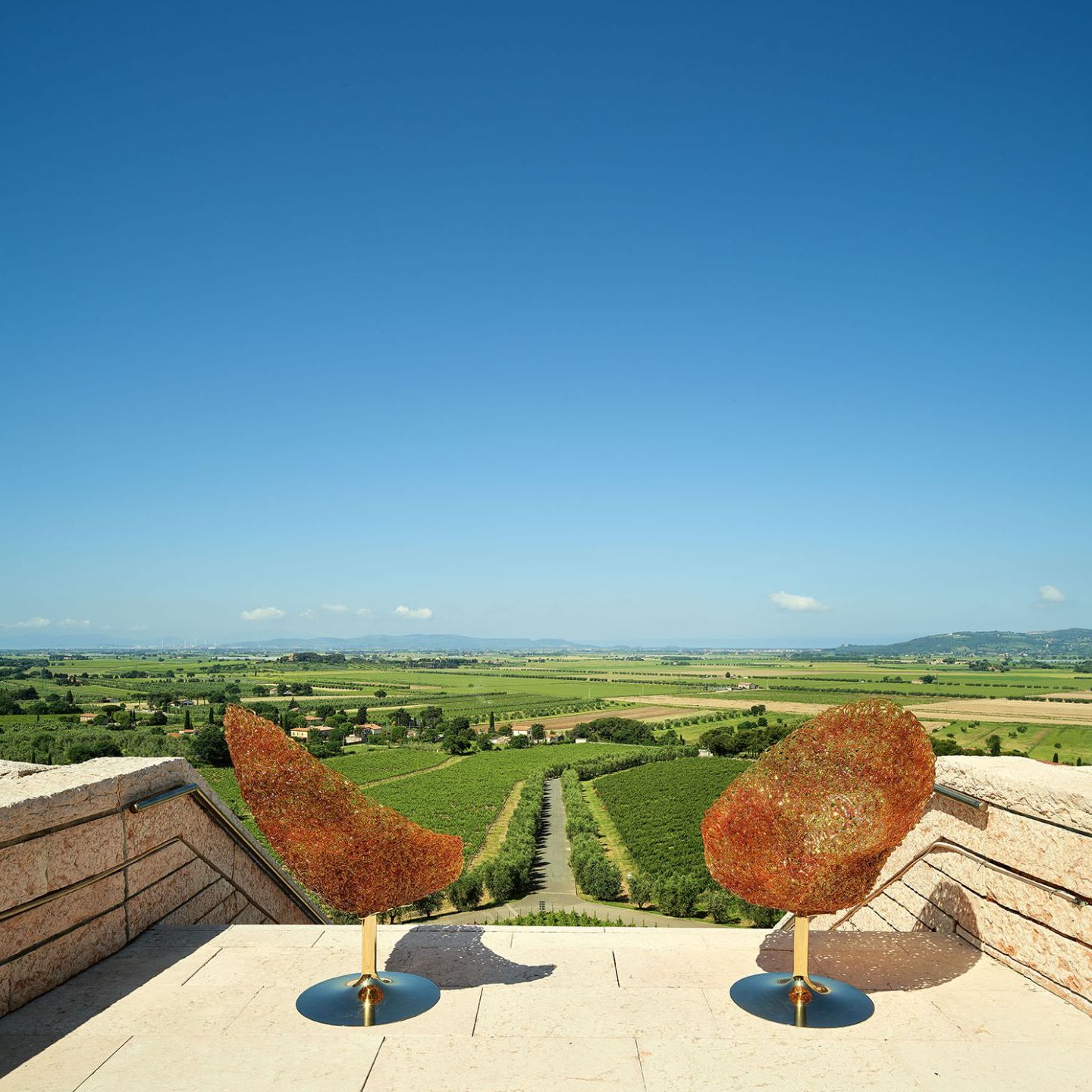  Margherita. Les deux fauteuils en haut de l'escalier dominent le paysage, regardant vers la terre et le ciel. 