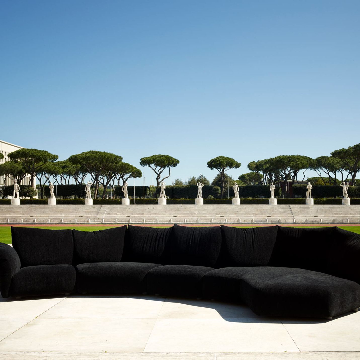  Standard . Il divano di Francesco Binfar&eacute; nell&rsquo;allestimento speciale dello Stadio dei Marmi a Roma. Sullo sfondo le 60 statue marmoree che rappresentano le discipline sportive. 