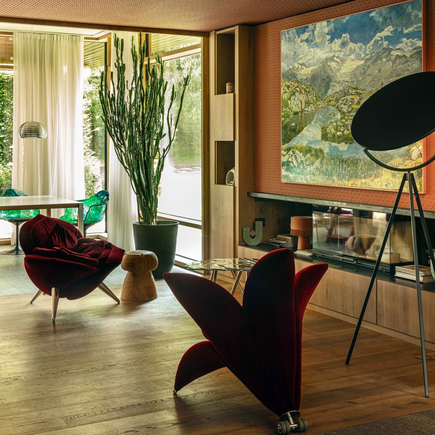  Flowers Collection and Ella. 
The armchairs create a living landscape in the villa. 