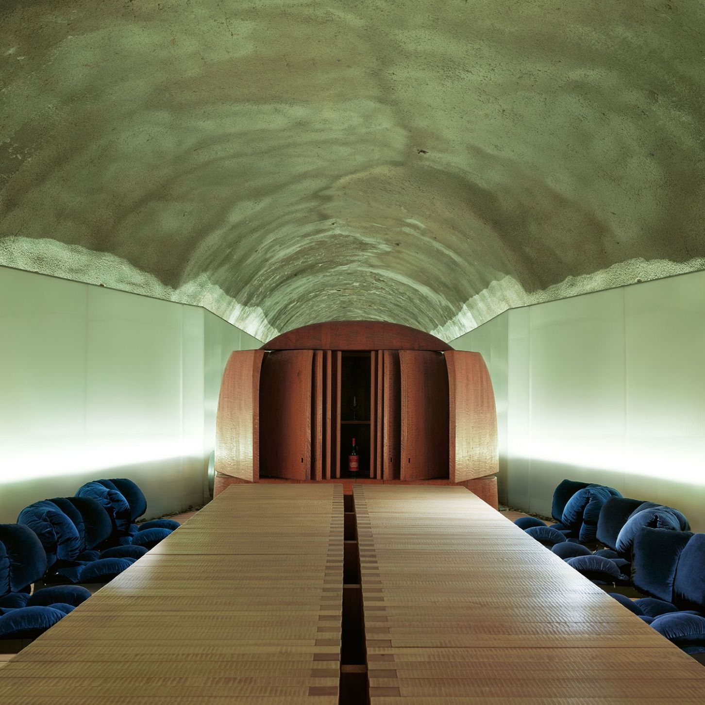  Blue Velvet. Les fauteuils s&rsquo;alignent le long de la grande table en ch&ecirc;ne et accueillent les visiteurs avec leurs formes douces. 