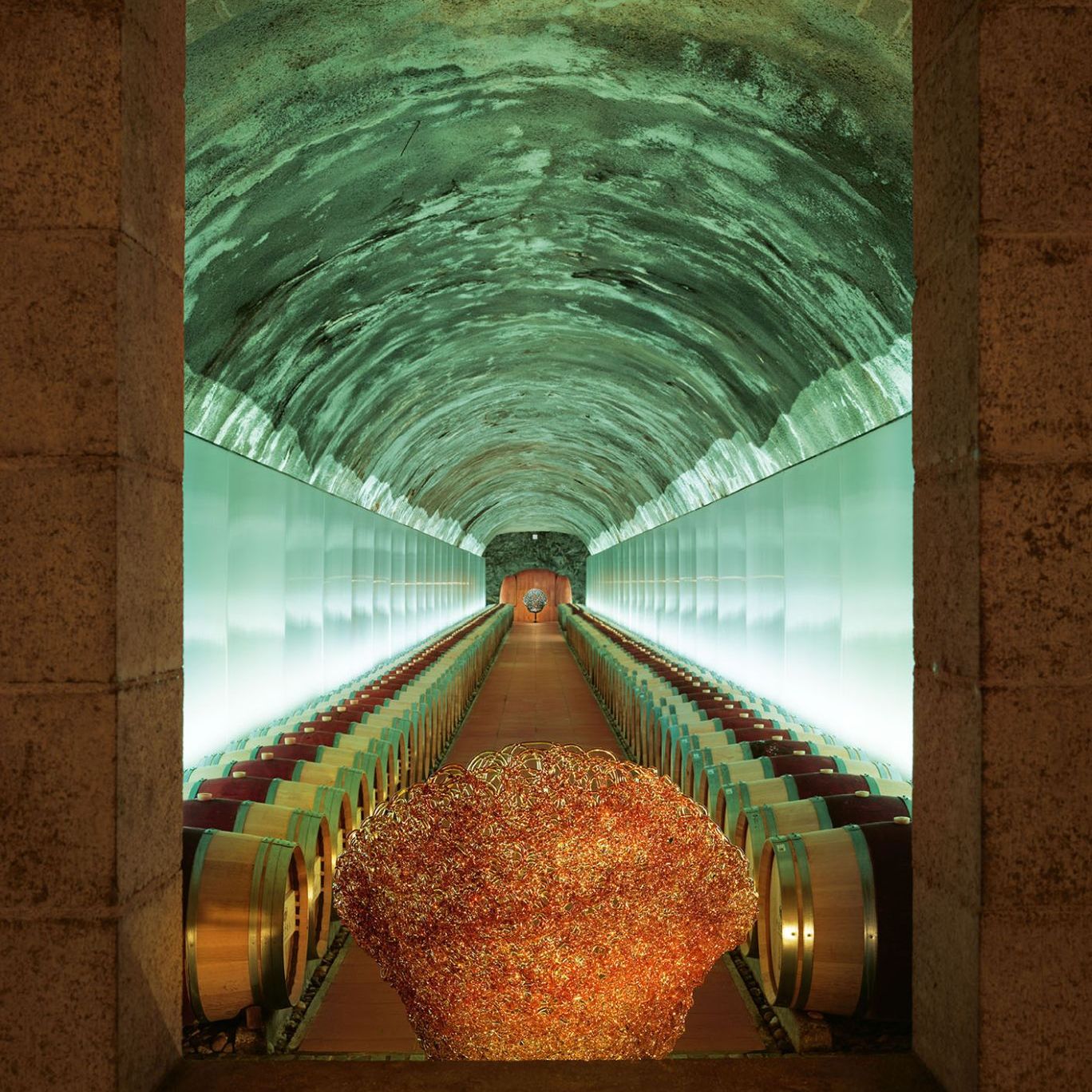   Margherita dans le long tunnel qui perce la montagne et se termine par une paroi rocheuse au c&oelig;ur de la colline.  
