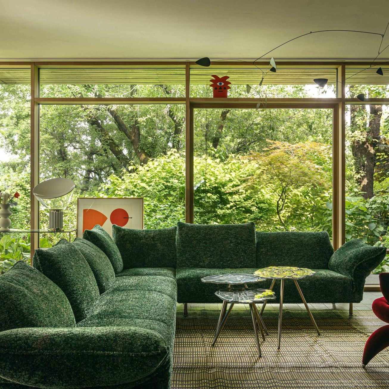  Standalto, Brasilia and Getsuen. In the living room the sofa upholstered in in Gems Malachite, the coffee tables and the armchair, dialogue with the surrounding 
