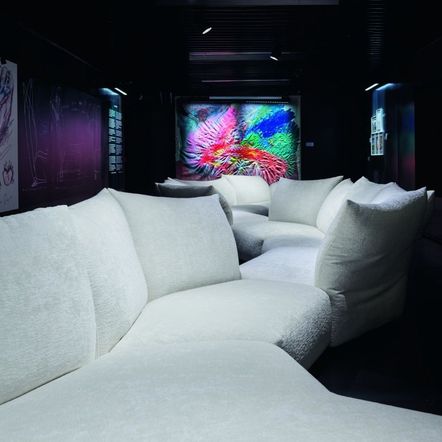  Standard in a sinuous composition, accompanies visitors on a discovery of Francesco Binfar&eacute;&rsquo;s thinking and work. 