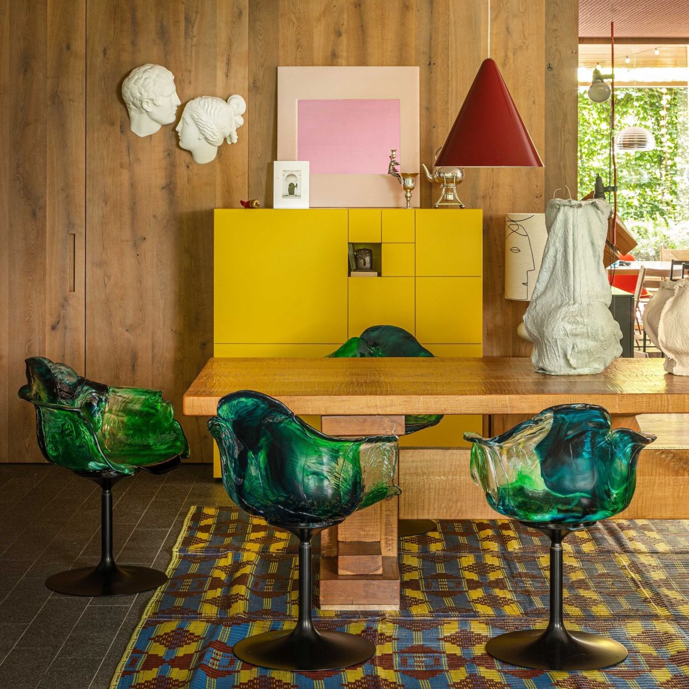  Ella. 
The armchairs with translucent petals around the dining table illuminate the room with their plays of light and reflection. 