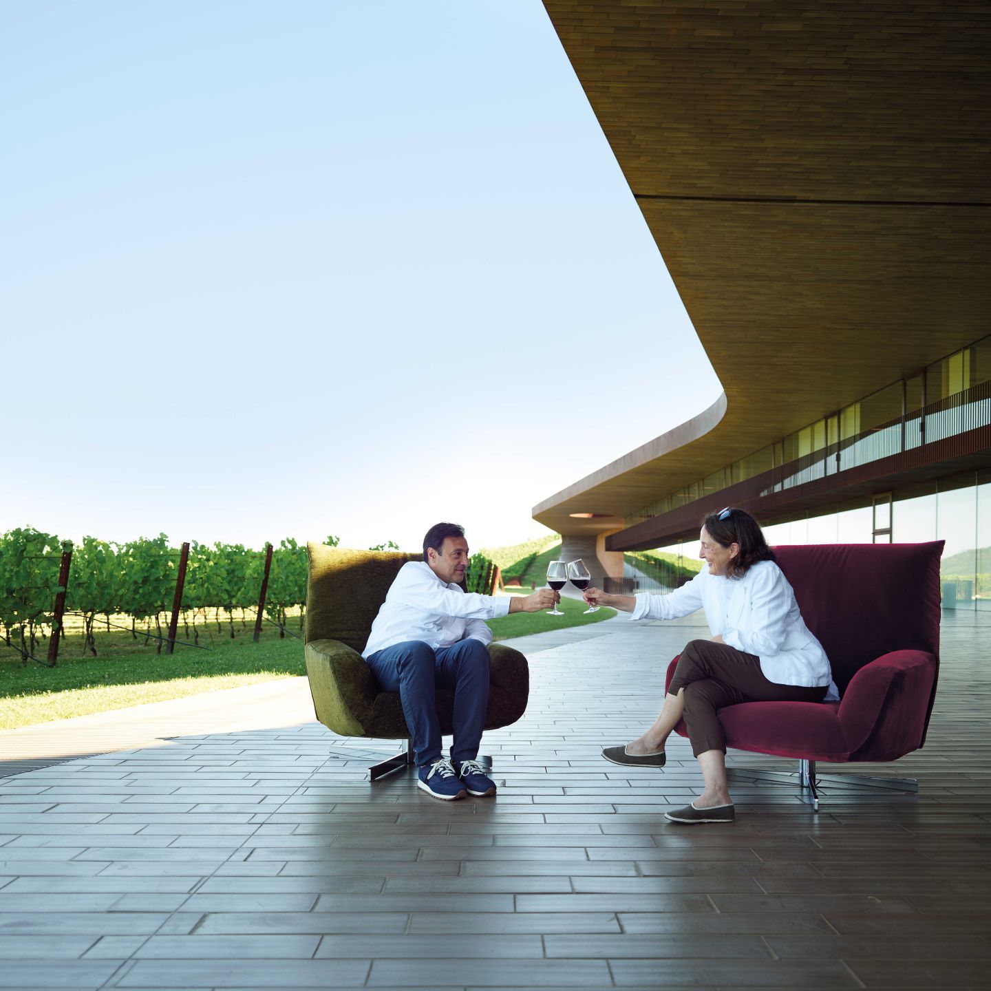  Albiera Antinori e Marco Casamonti seduti sulle poltrone Chiara sitting on Chiara armchairs 