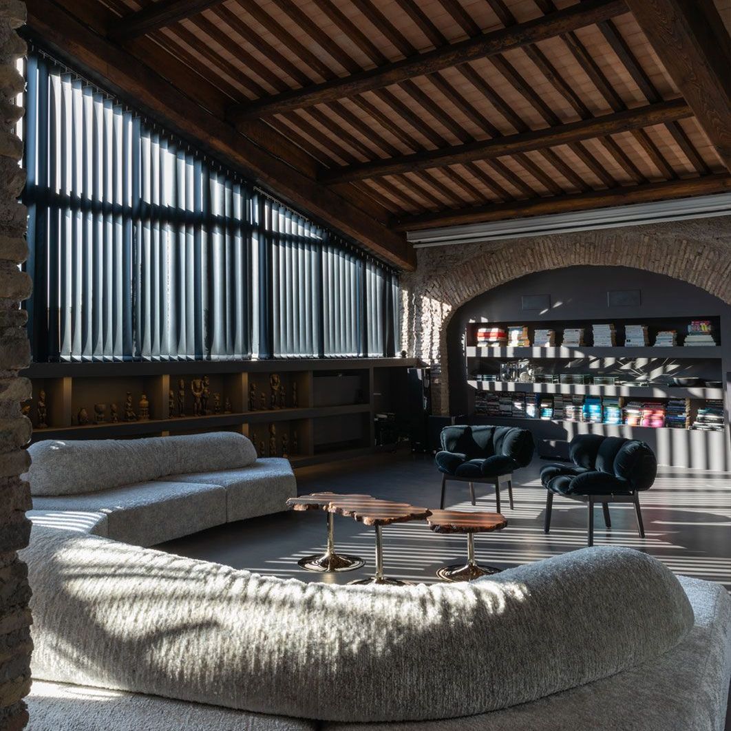  On the Rocks ,  Blue Velvet  &  Cicladi .&nbsp;Le canap&eacute; de Francesco Binfar&eacute;, les fauteuils de Fernando et Humberto Campana et les tables basses de Jacopo Foggini &agrave; l'int&eacute;rieur du salon. 