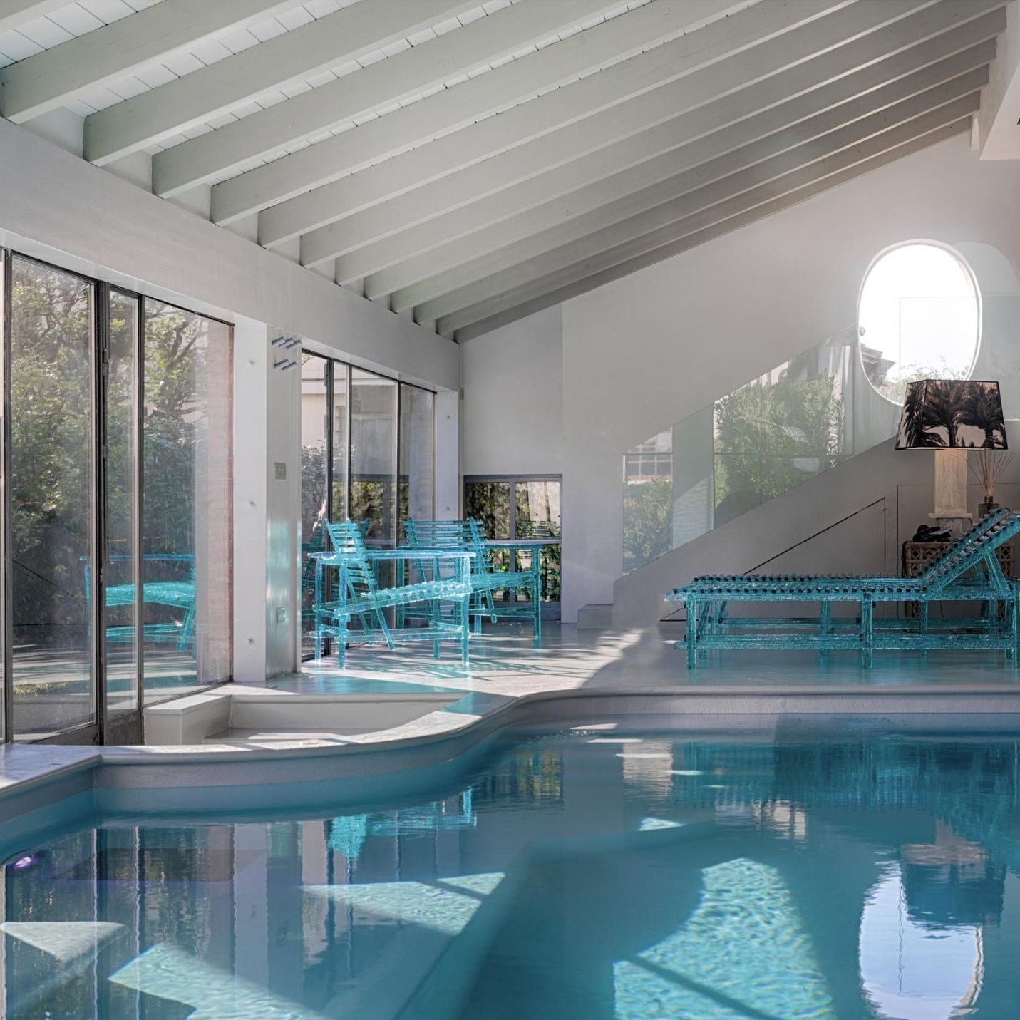   A&rsquo;Mare .&nbsp;La collection de Jacopo Foggini dans la piscine int&eacute;rieure. 