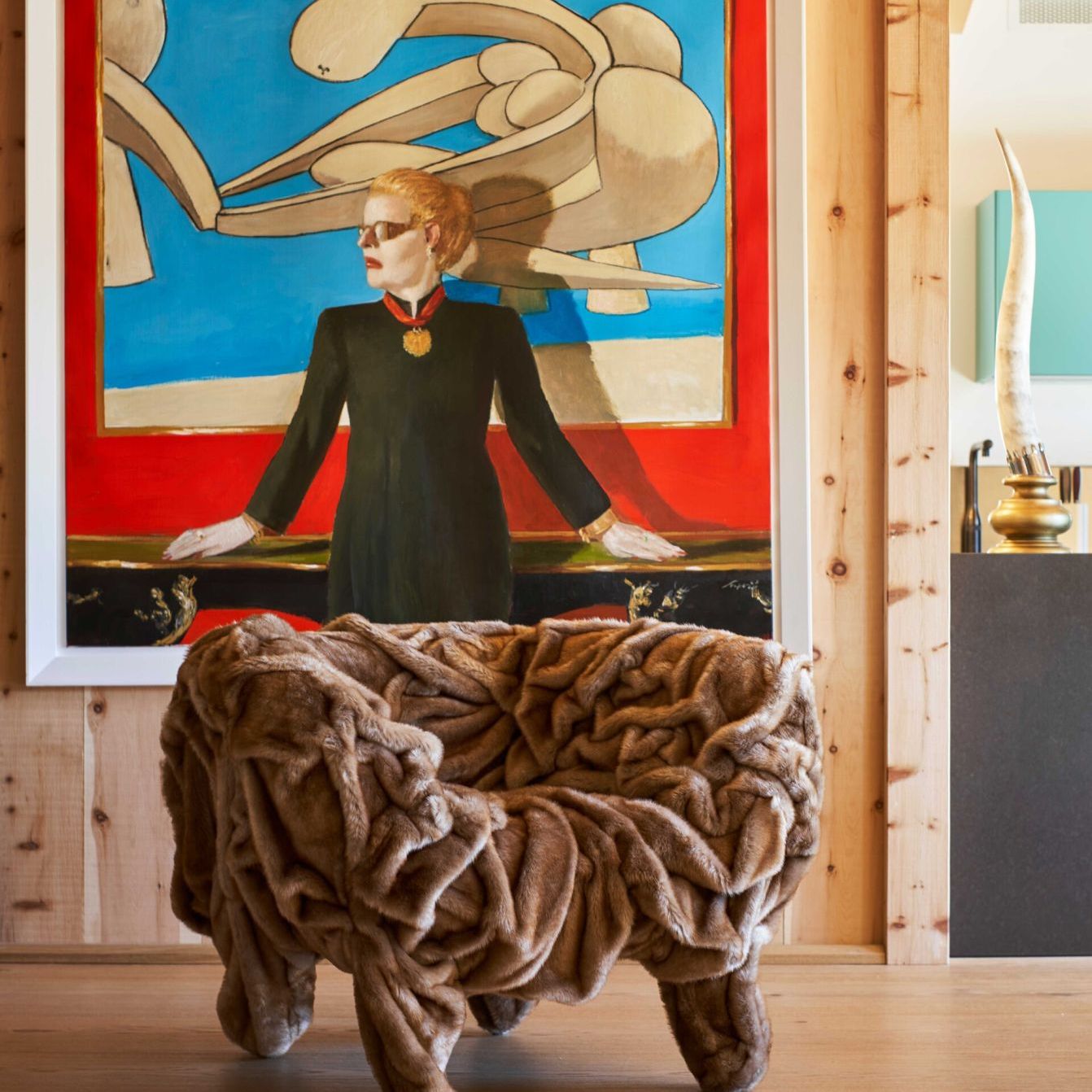   Boa  The armchair of the Campania brothers in front of a work by Julio Larraz. 