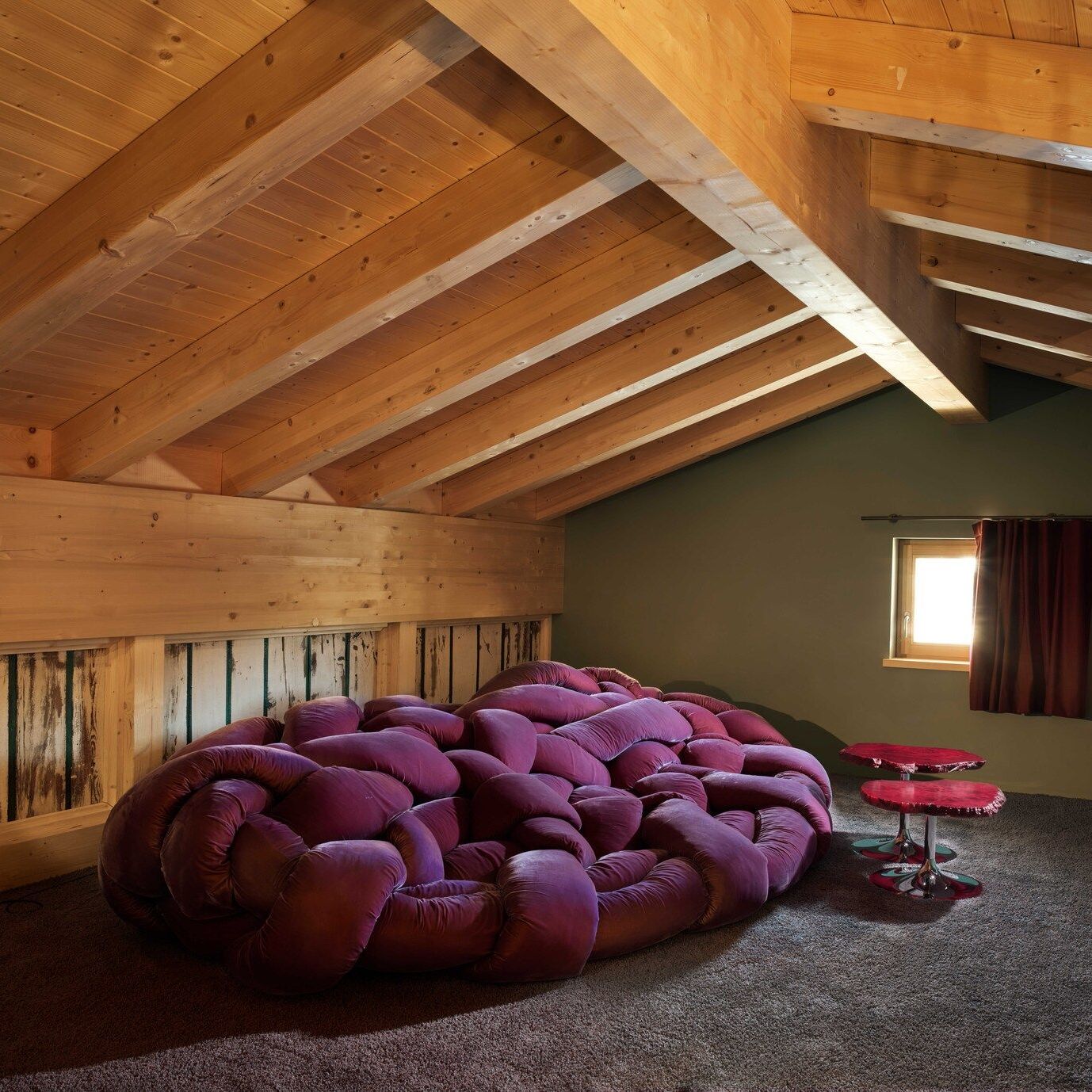  Boa &nbsp;and&nbsp; Cicladi  The sofa of the Campana brothers and Jacopo Foggini tables welcome guests in the mini room-cinema. 
