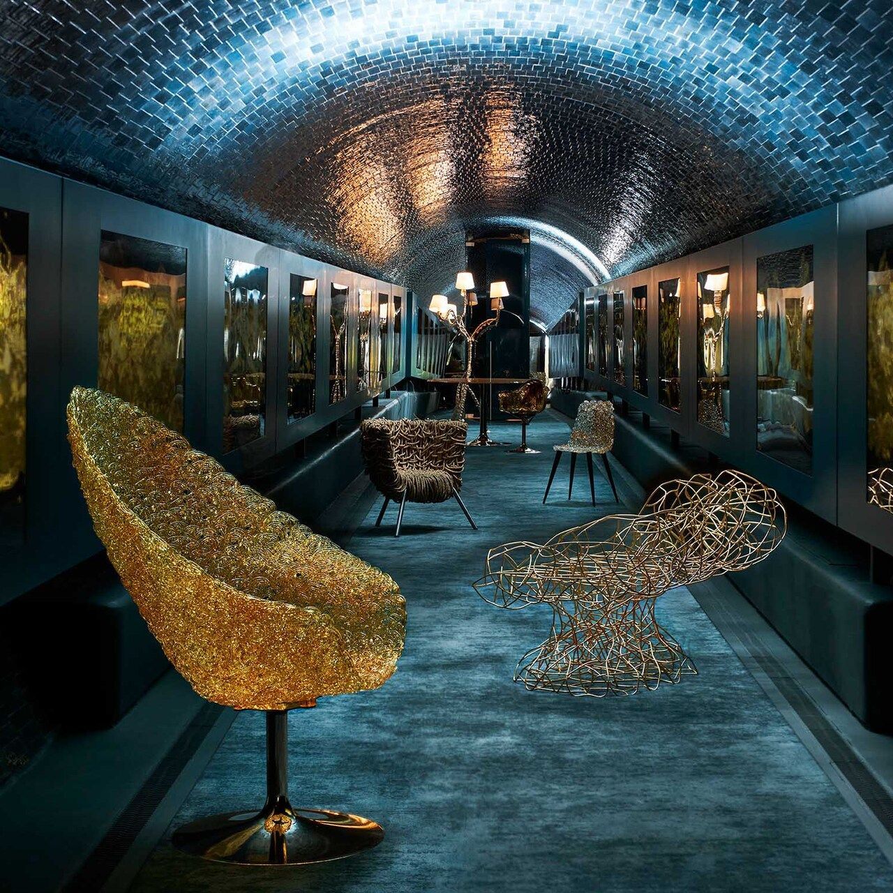  Les mod&egrave;les Edra &agrave; l'int&eacute;rieur du Rifugio Digitale &agrave; Florence. Dans un cadre privil&eacute;gi&eacute;, Margherita, Corallo, Vermelha, Gina, Ella, Egeo, Ines dans des tons d'or, amplifient la puissance expressive de l'&oelig;uvre ORO de Fabrizio Plessi, la premi&egrave;re exposition de la galerie Crypto Art 