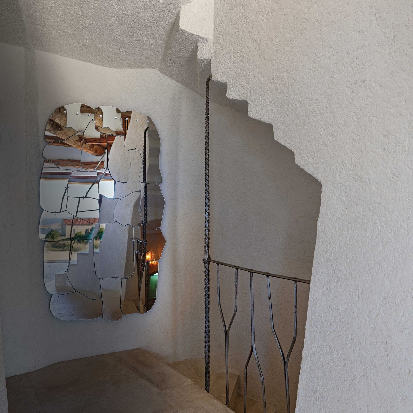   Miraggio  sous l'&eacute;chelle principale. Le miroir des fr&egrave;res Campania cr&eacute;e des pi&egrave;ces de lumi&egrave;re, avec un effet psych&eacute;d&eacute;lique qui rappelle des cotcateurs en verre color&eacute;s. 