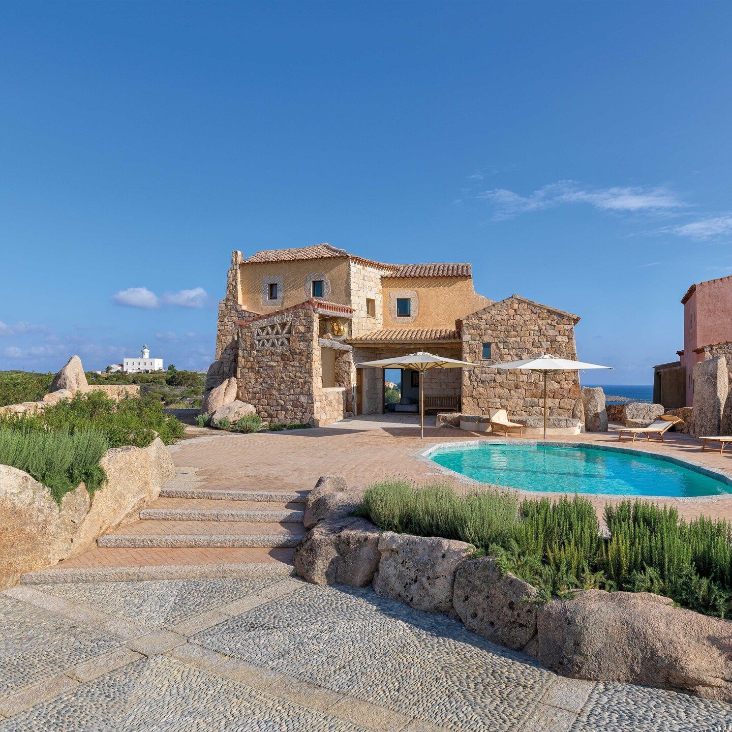  La villa con&ccedil;ue comme une sculpture habitable par l'architecte Savin Cou&euml;lle sur la Costa Smeralda. 
