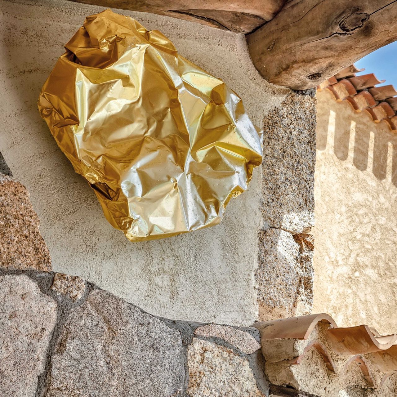  Sculpture d'alflexie dor&eacute;e fabriqu&eacute;e par Tiziana Lorenzelli. 