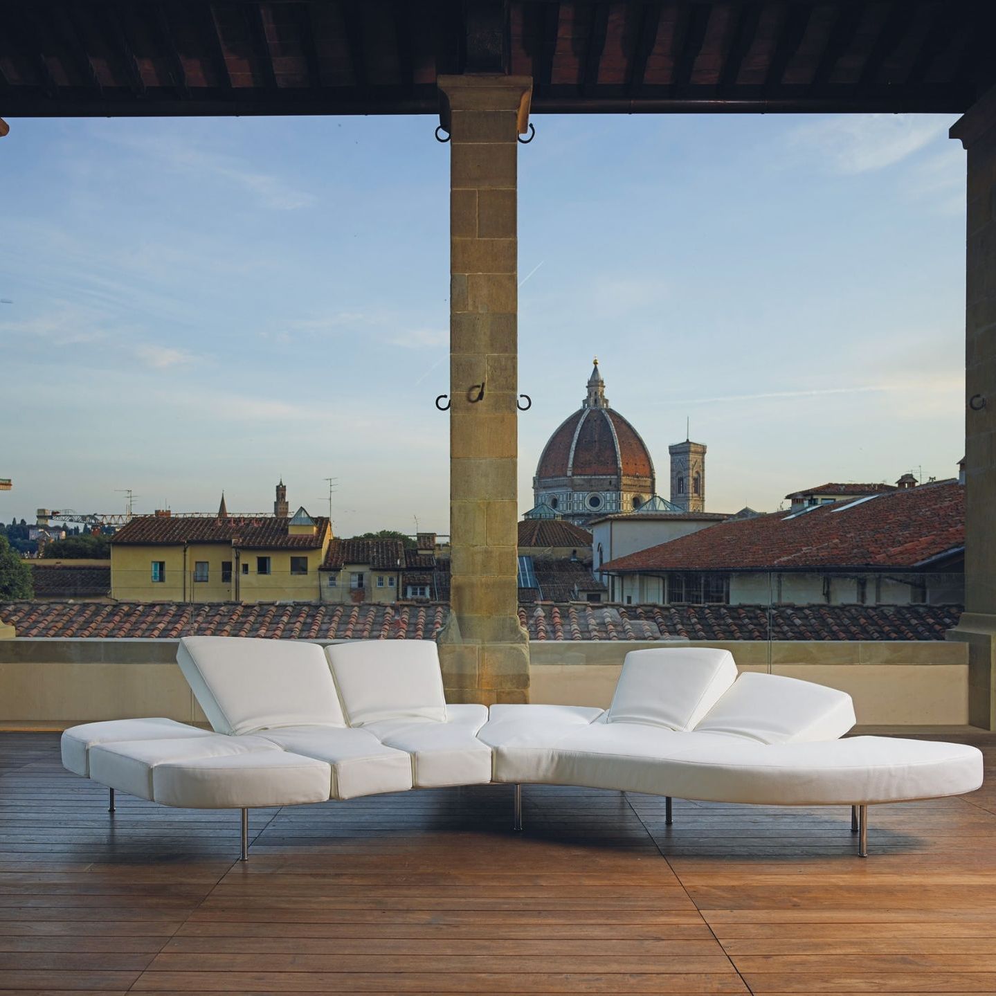   Flap  Auf der Verone -Terrasse. Im Hintergrund die Arbeit von Santa Maria del Fiore in Florenz. 