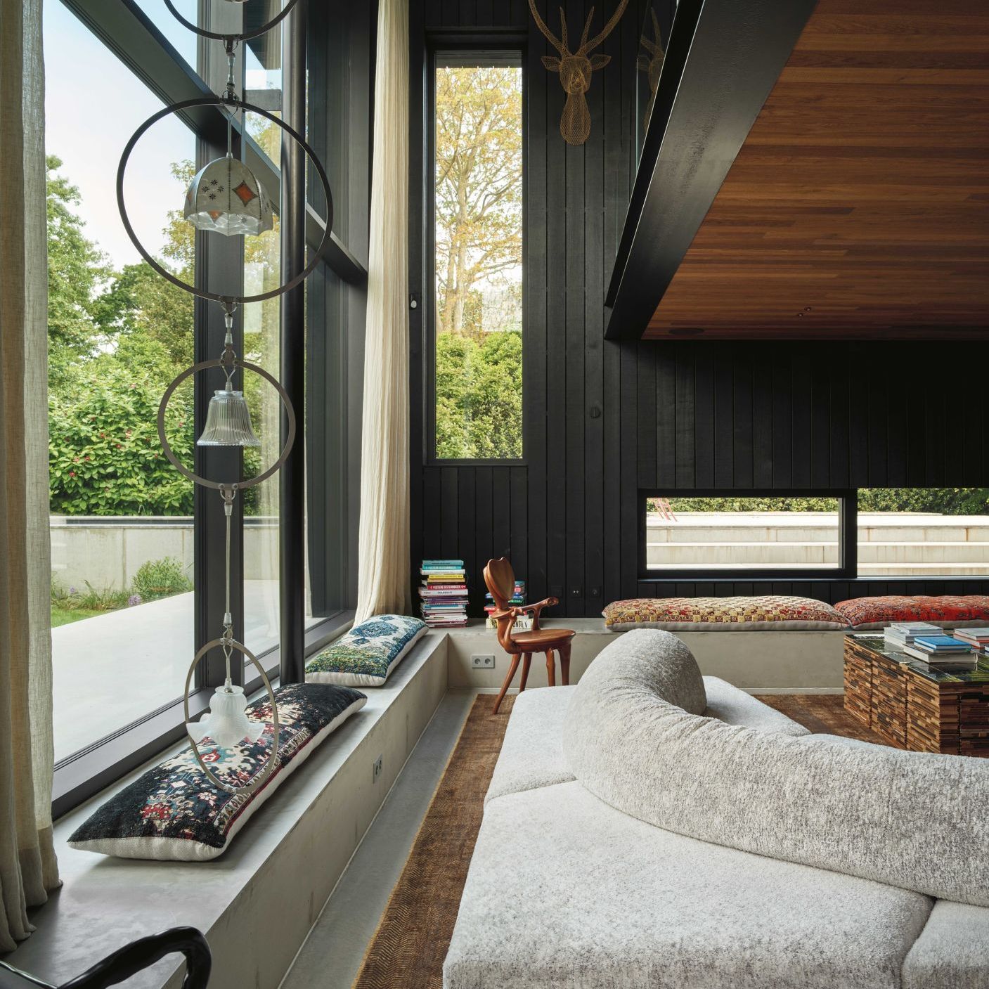   On the Rocks.  Il divano apre, nel soggiorno della villa, una visuale a 360 gradi sul paesaggio. Insieme le opere di Maarten Baas, Piet Hein Eek e Anton Gaud&igrave;. 
