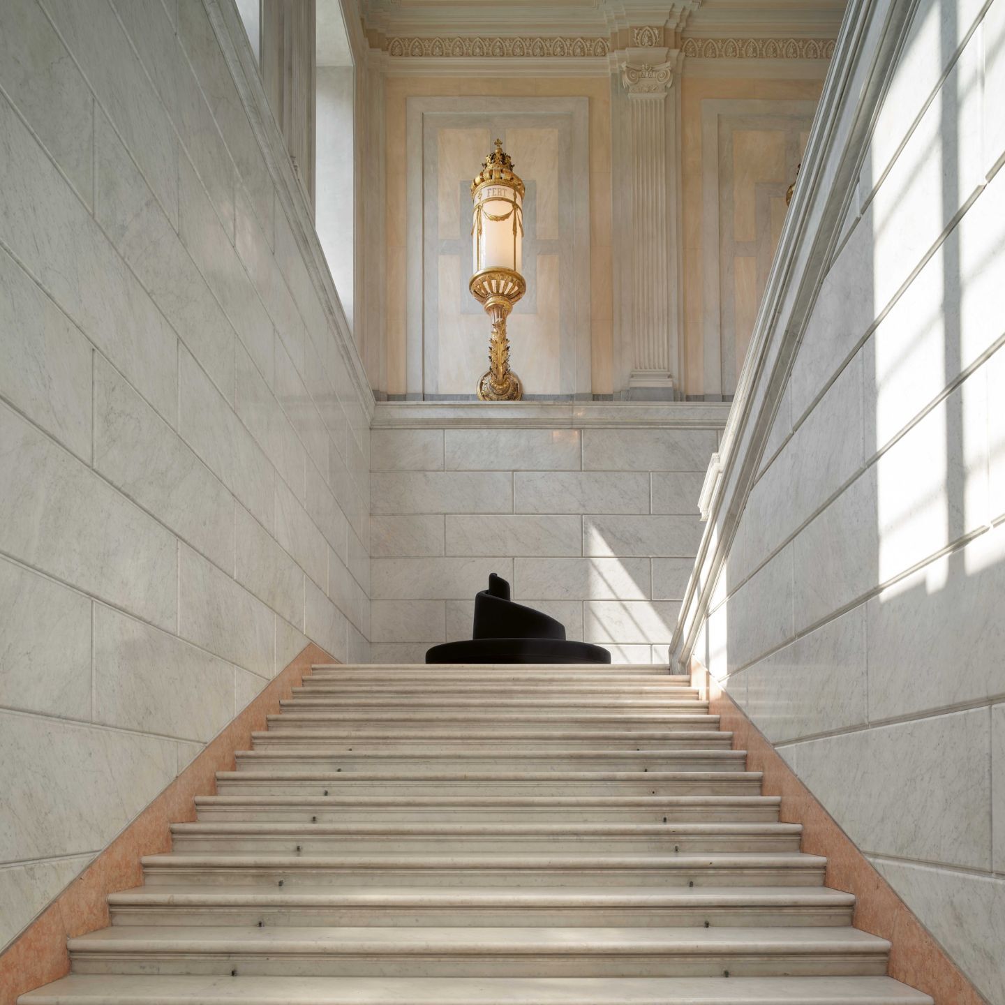  Tatlin  auf der Treppe der Ehre von Villa Real. 