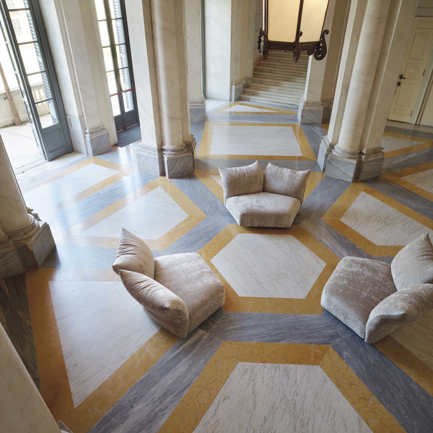   Standard . Die Module des Sofas in den Geometrien des Staffieri -Atriums. 