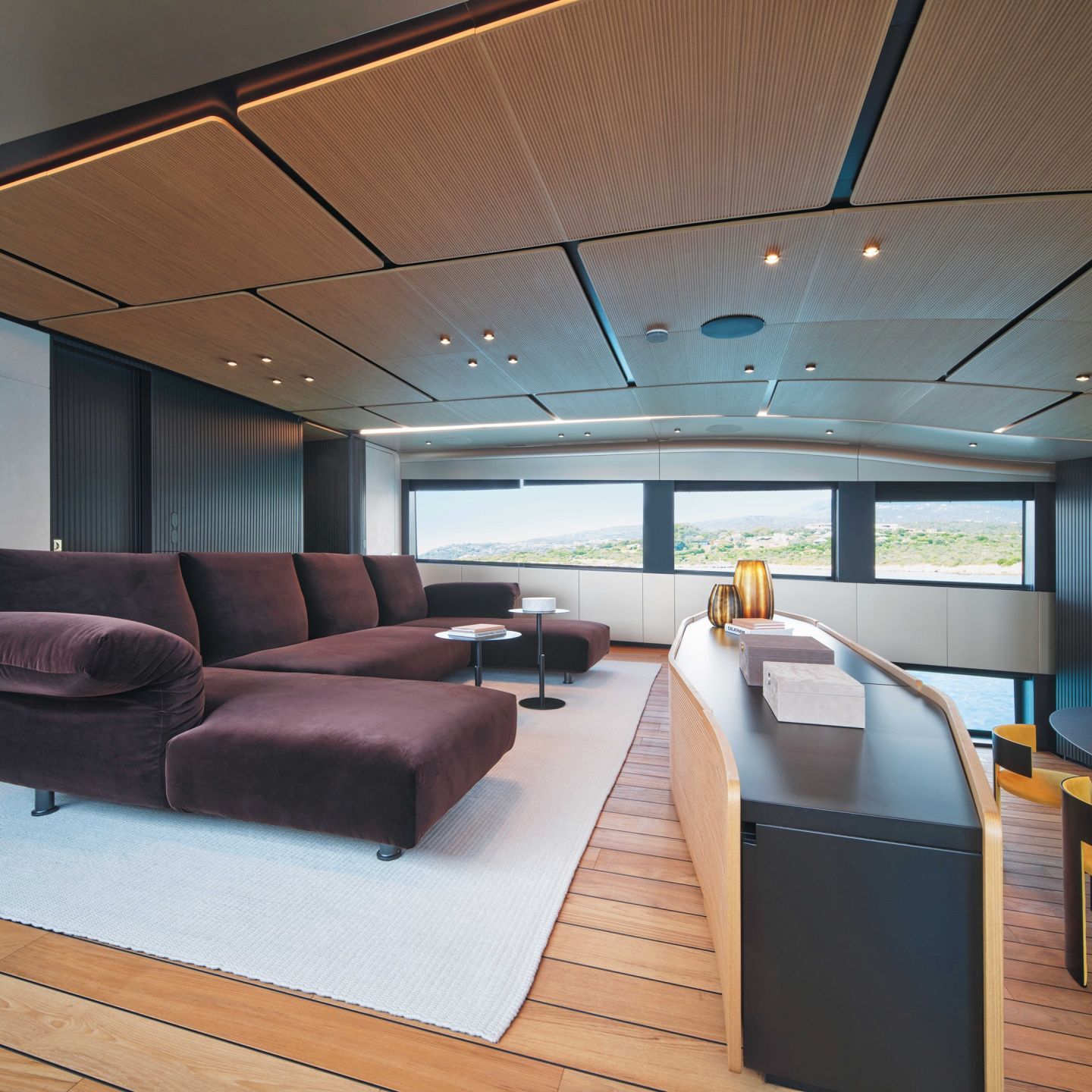   Essential . The bronze velvet sofa is the high heart of the living room. It gives freedom of movement and the possibility of always admiring the sea. 