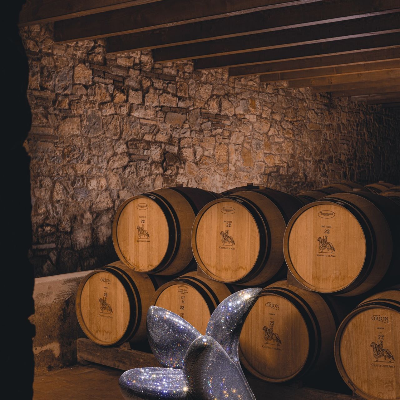   Getsuen . Getsuen Diamond cristallis&eacute; avec Swarovski brille &agrave; travers les barils qui gardent le vin pr&eacute;cieux de Castello di Ama. 