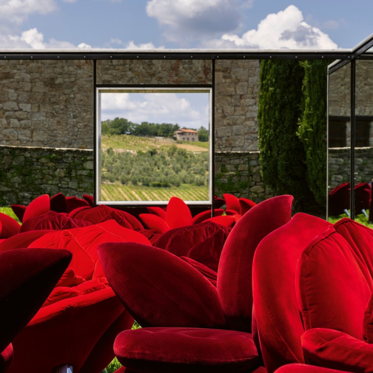   Gesuen  Un d&eacute;tail des mod&egrave;les devant l'&oelig;uvre "On the Vineyards: Points de vue" par Daniel Buren: une salle des vacances ouvertes &agrave; partir de laquelle admirer le paysage 
