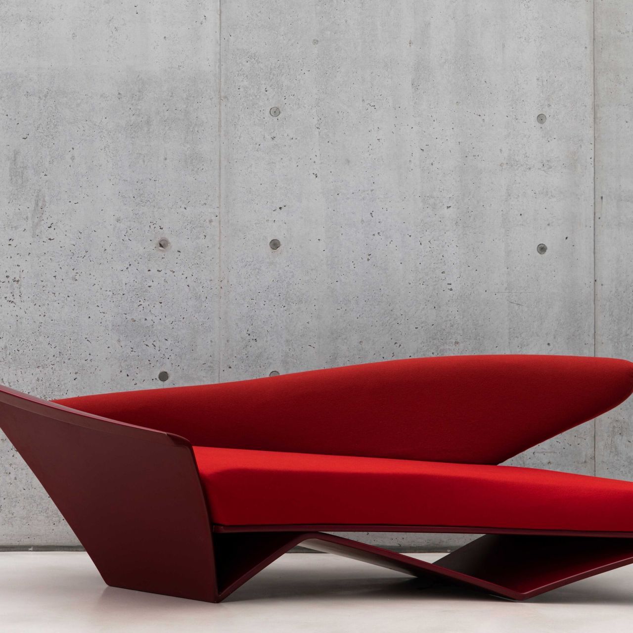  Red. Le canap&eacute; Zaha Hadid pour Edra a photographi&eacute; &agrave; l'int&eacute;rieur de Maxxi. 