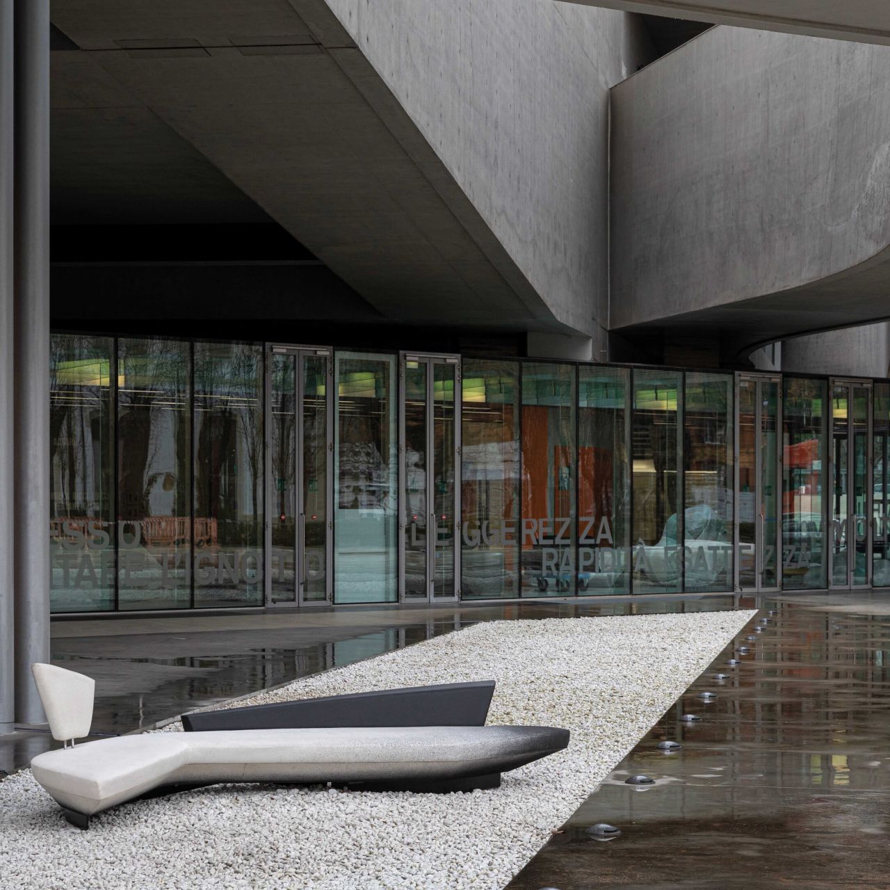  Woush. Das Zaha Hadid -Sofa f&uuml;r EDRA fotografierte in Maxxi. 