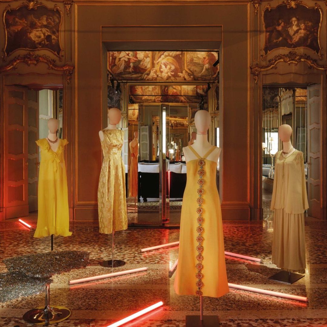  "Dame en jaune". Quatre pi&egrave;ces de la Diva des ann&eacute;es 90 sign&eacute;es (de gauche &agrave; droite) Christian Dior, Lanvin et Raphaelle Venice 