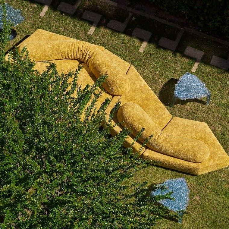  On the Rocks Outdoor und Veronica. 
Das Sofa mit Royal Yellow Every Stone bezogen und die Couchtische im von Carlo Scarpa gestalteten Garten. 