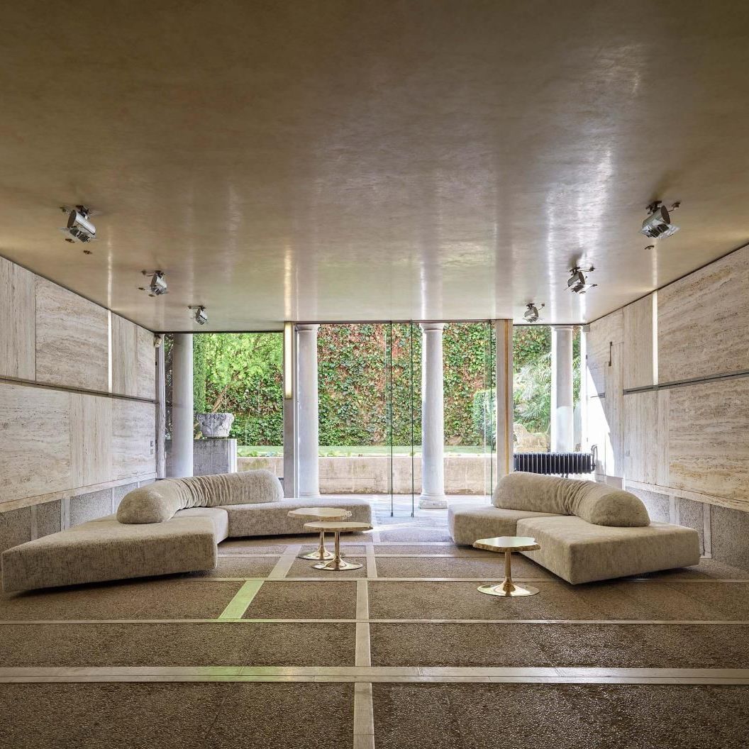  Auf den Felsen und Kykladen. Das mit Moschus gepolsterte Sofa und die Couchtische aus nat&uuml;rlichem Alabaster im Scarpa-Bereich. 