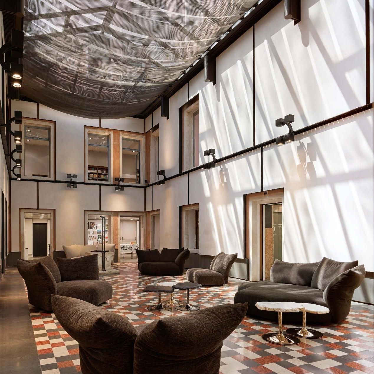  Standard et Cicladi. Verschiedene Konfigurationen des Sofas den von Mario Botta gestalteten Innenhof. 