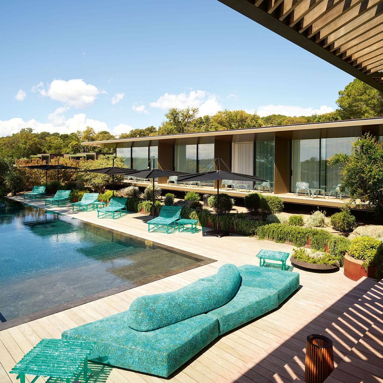 On the Rocks Outdoor, Veronica et A&rsquo;mare. Le canap&eacute; rev&ecirc;tu du tissu Every Stone Amazonite et la collection de bains de soleil, de fauteuils et de tables basses m&ecirc;lent mati&egrave;re, lumi&egrave;re et transparence. 