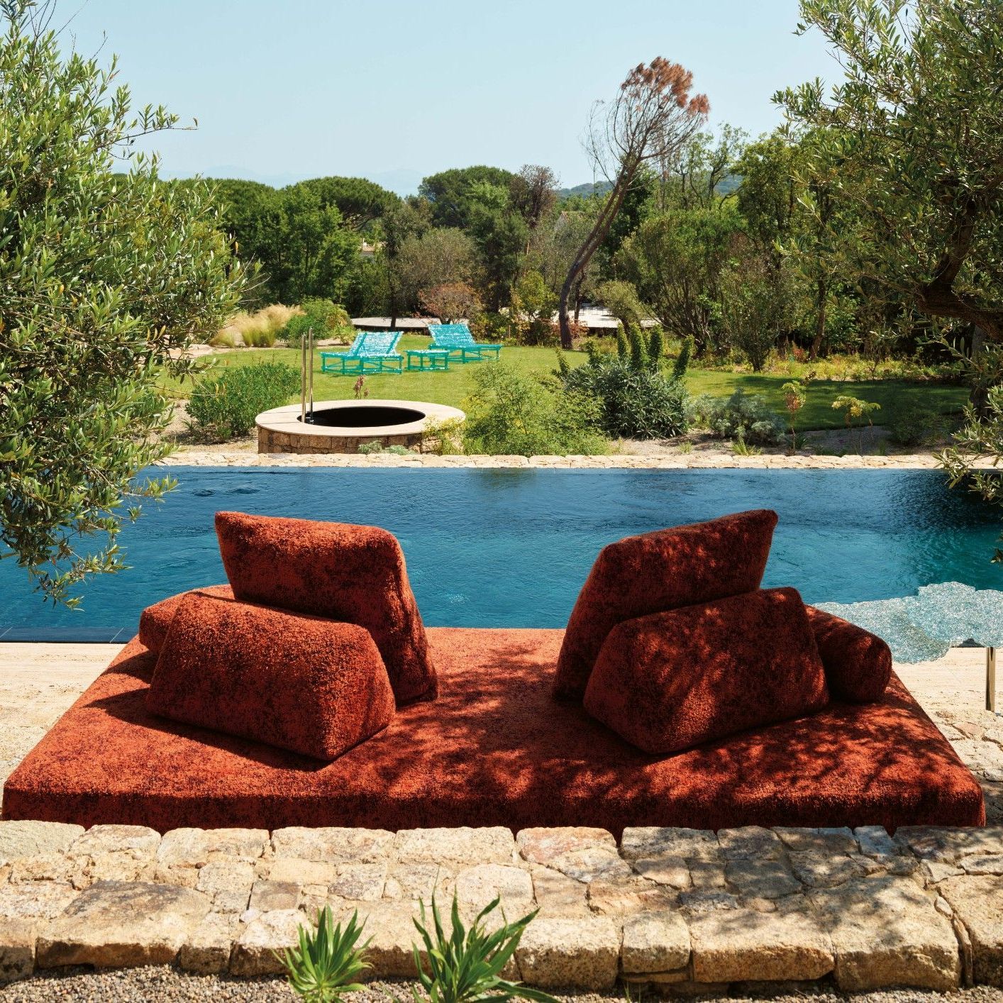  Sherazade outdoor, Diamante, A&rsquo;mare. The outdoor sofa in Every Stone Imperial Red is flanked by tables made of hand-&ldquo;woven&rdquo; polycarbonate threads. Sunbeds in the background. 