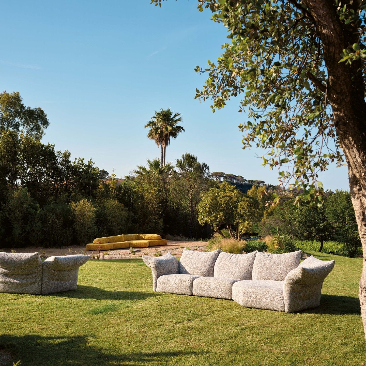  On The Rocks outdoor, Standard outdoor. Sofas in Every Stone Royal Yellow and Delicate Cremo create conversation areas in the garden. 