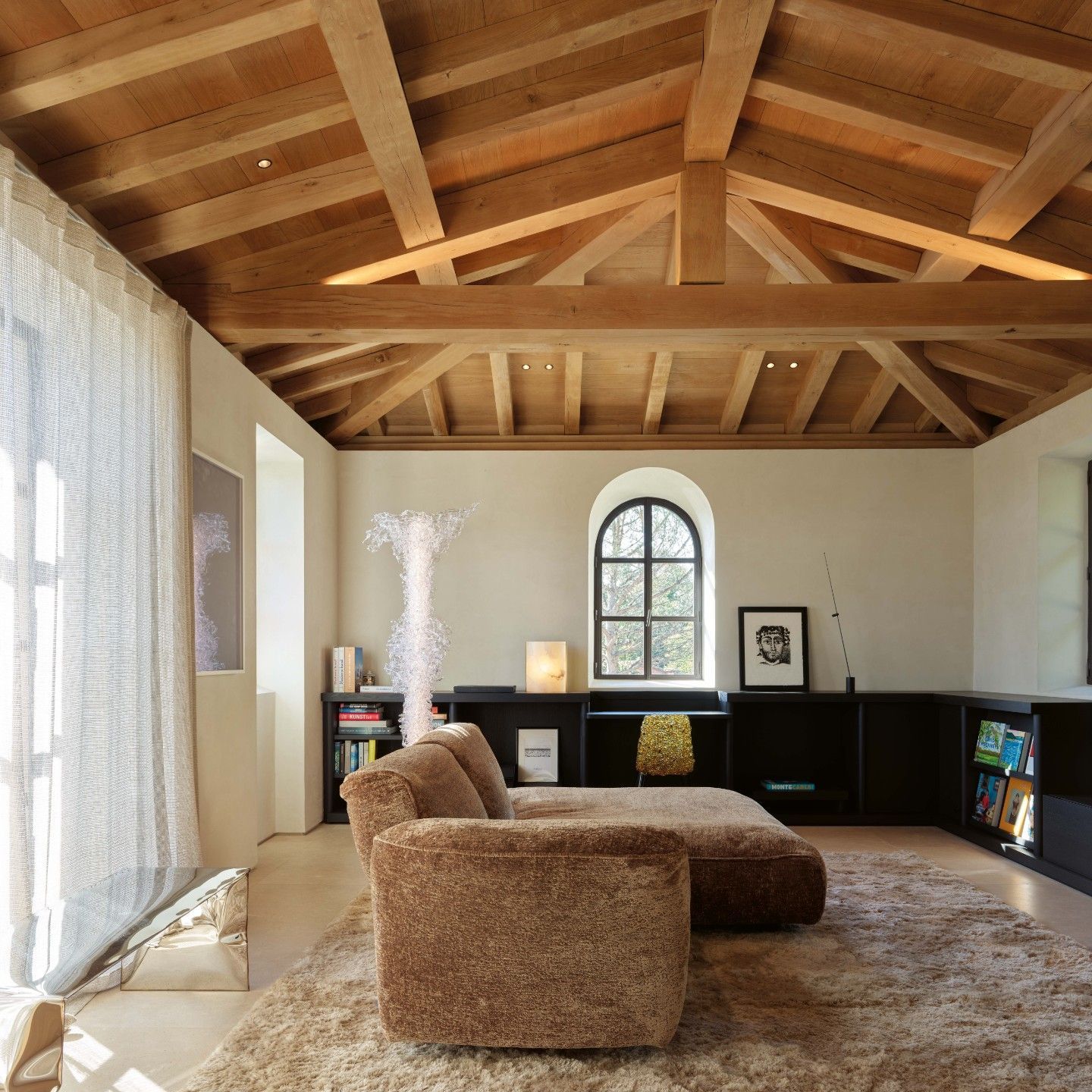  Grande Soffice, Gina, Dilly. The sofa in Soft Nest, gold chair and sculptural floor lamp create a conversation corner in a room of the villa. 