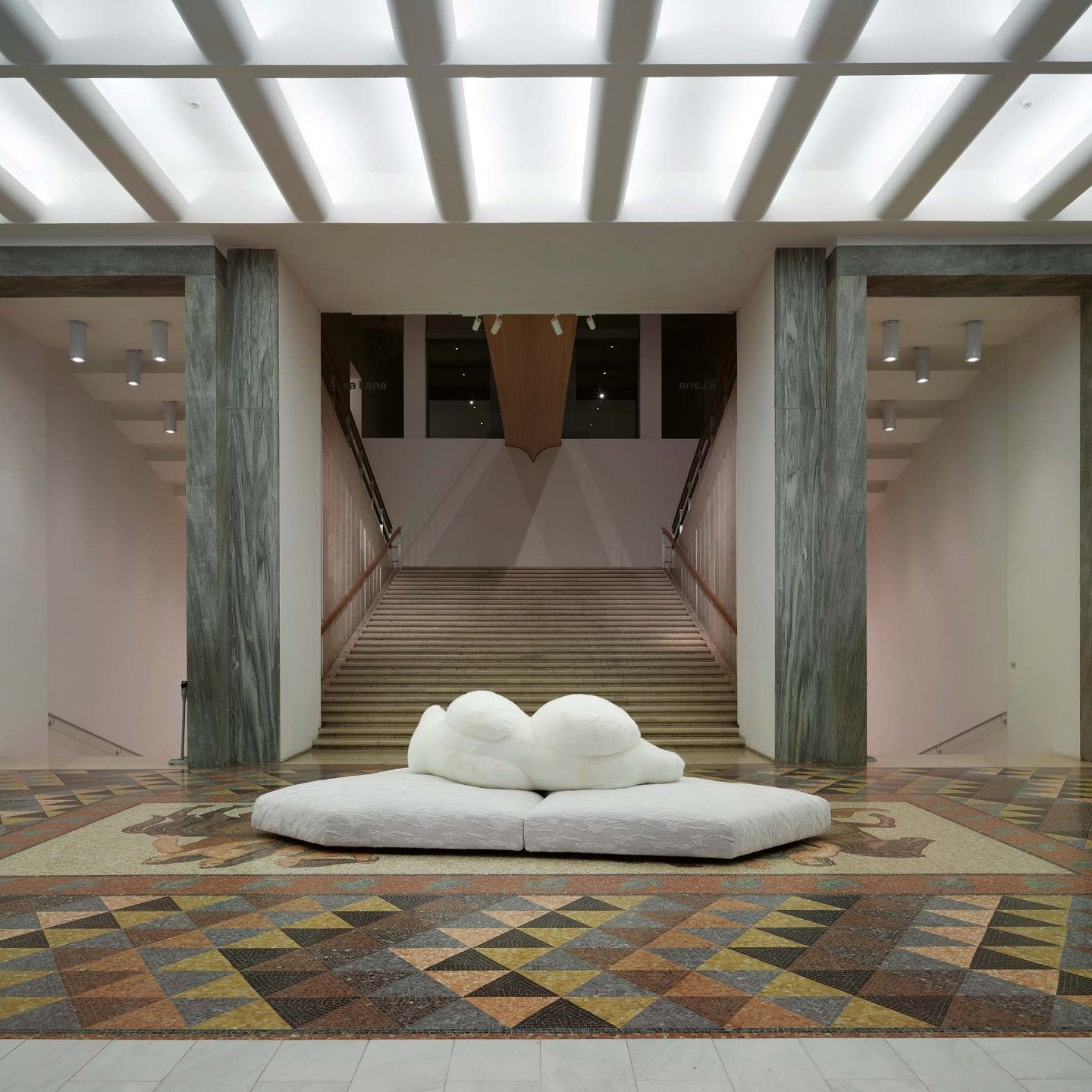  Pack. Au centre de l&rsquo;atrium de la Triennale de Milan, le canap&eacute; Banchisa invite les visiteurs &agrave; faire une pause devant l&rsquo;escalier monumental. 