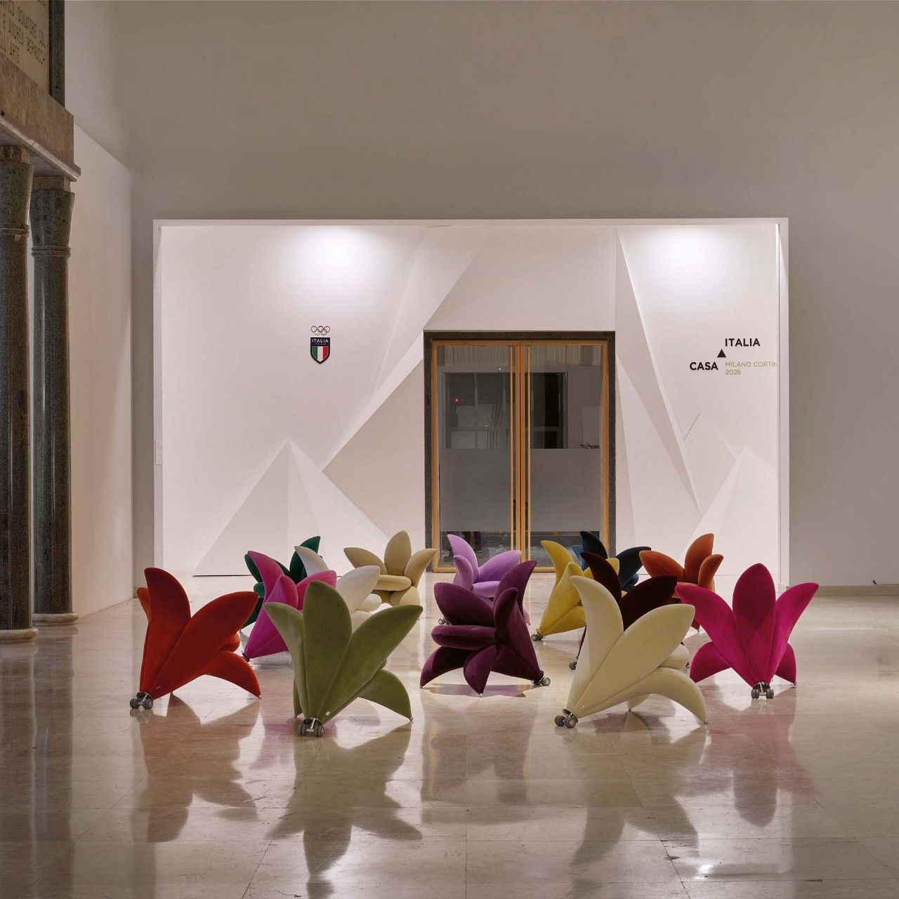  Gatsuen. Les fauteuils en Velvet special colors introduisent &agrave; l&rsquo;exposition &laquo; Musa &raquo; pr&eacute;sent&eacute;e &agrave; la Triennale de Milan. 
