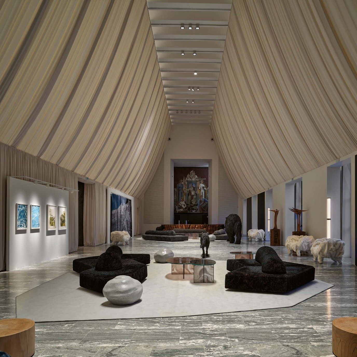  Casa Italia, Triennale de Milan. Le Salone d&rsquo;Onore accueille les invit&eacute;s nationaux et internationaux dans une atmosph&egrave;re inspir&eacute;e du paysage montagneux. 