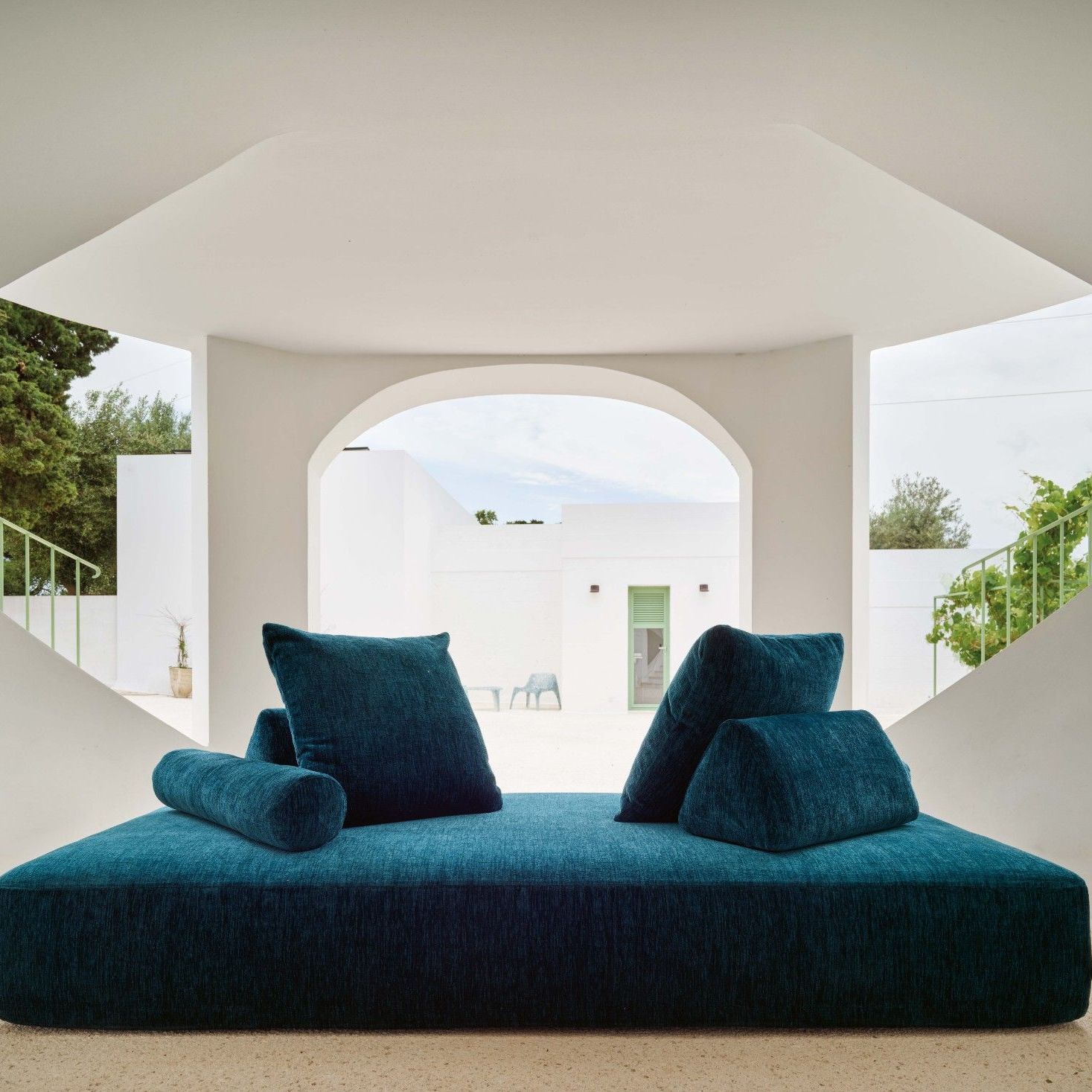  Sherazade outdoor en Every Place Cobalt offre un espace de d&eacute;tente &agrave; l&rsquo;ombre du portique. 