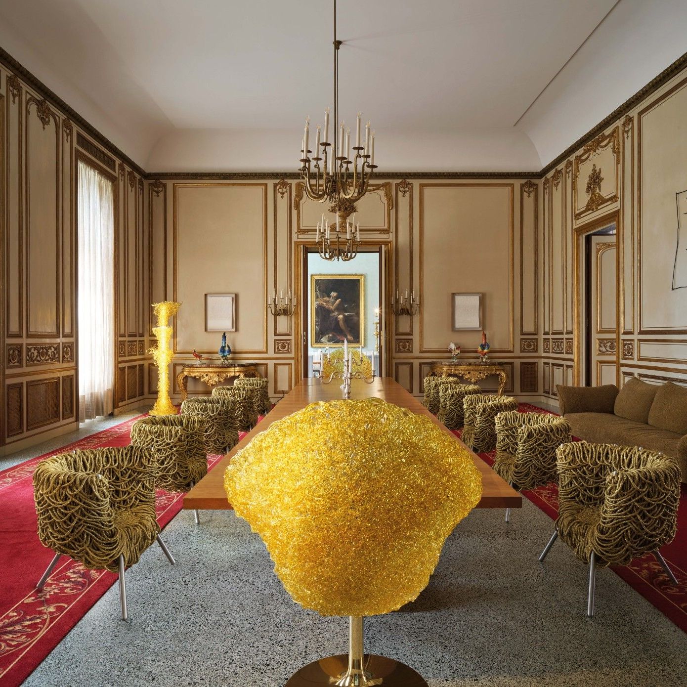  Margherita, Vermelha, Dilly, Standalto. 
The gold armchairs and lamp, together with the sofa in Glossy Matt Colorado, furnish the dining room with their reflections. 