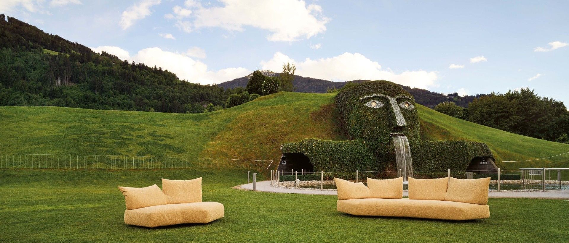  Anywhere in Minerals Light Gold vor dem Riesen, dem W&auml;chter der Swarovski Kristallwelten in Wattens, &Ouml;sterreich. 