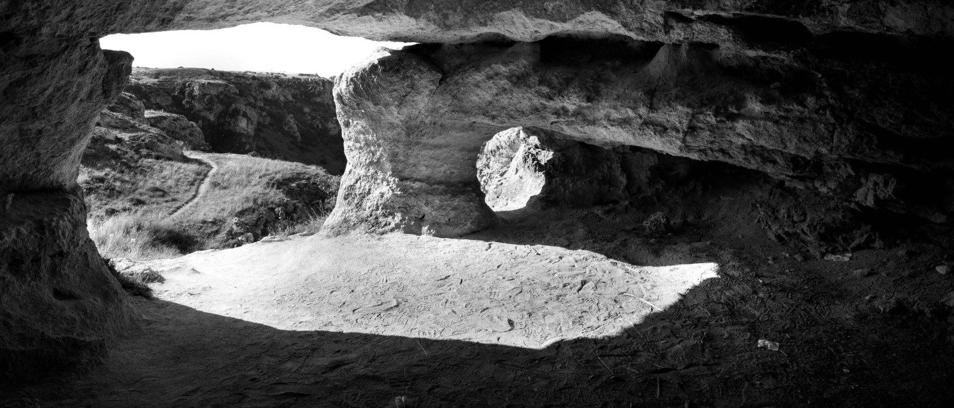  Werk aus der Matera-Serie, die den Sassi von Matera gewidmet ist. Eine der H&ouml;hlen im Murgia-Park bei Matera. 